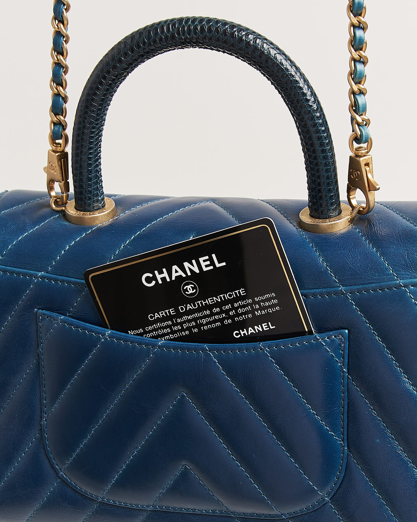 Herre | Pre-Owned & Vintage Bags | Chanel Pre-Owned | Coco Handle Chevron Bag Blue