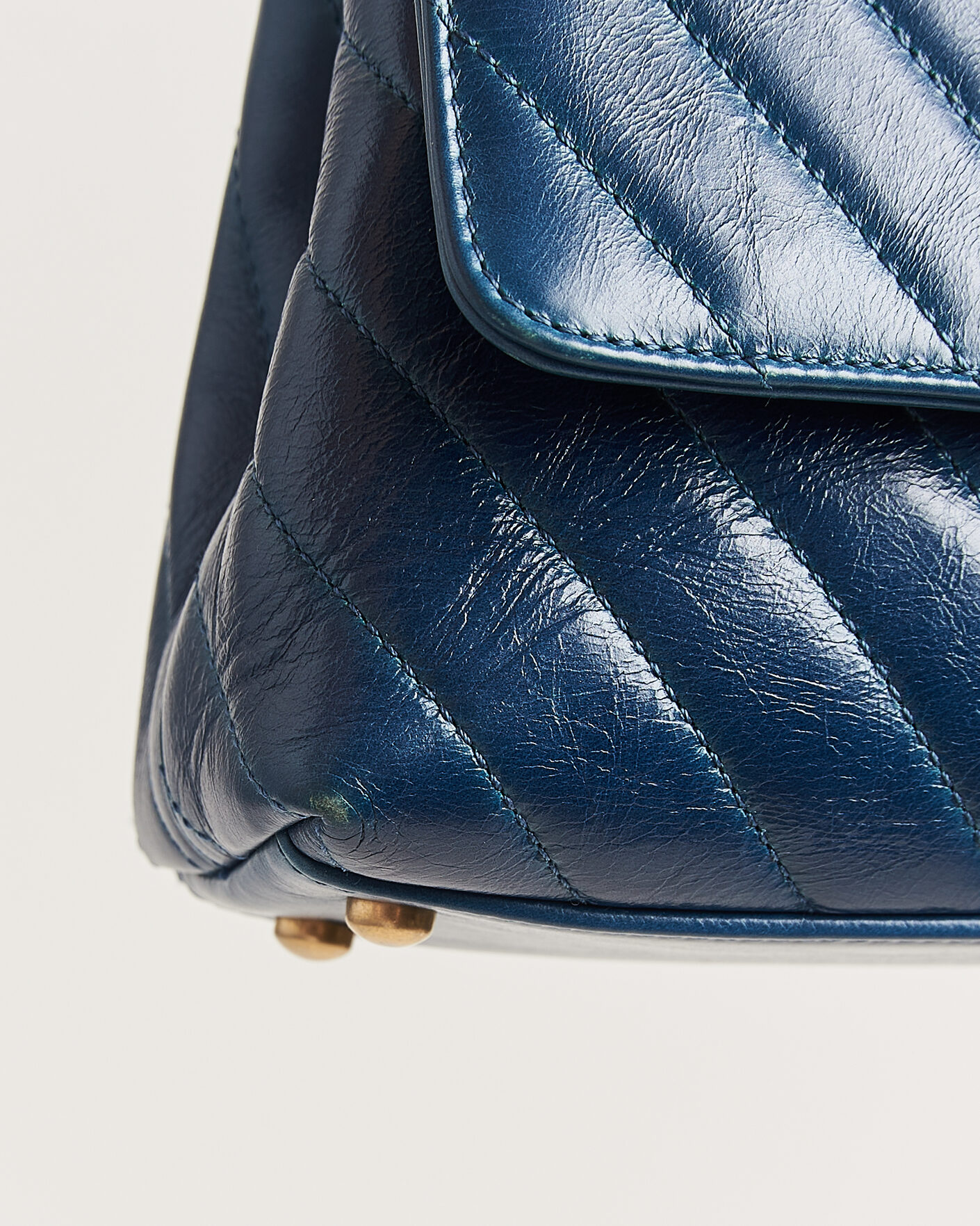 Herre | Pre-Owned & Vintage Bags | Chanel Pre-Owned | Coco Handle Chevron Bag Blue