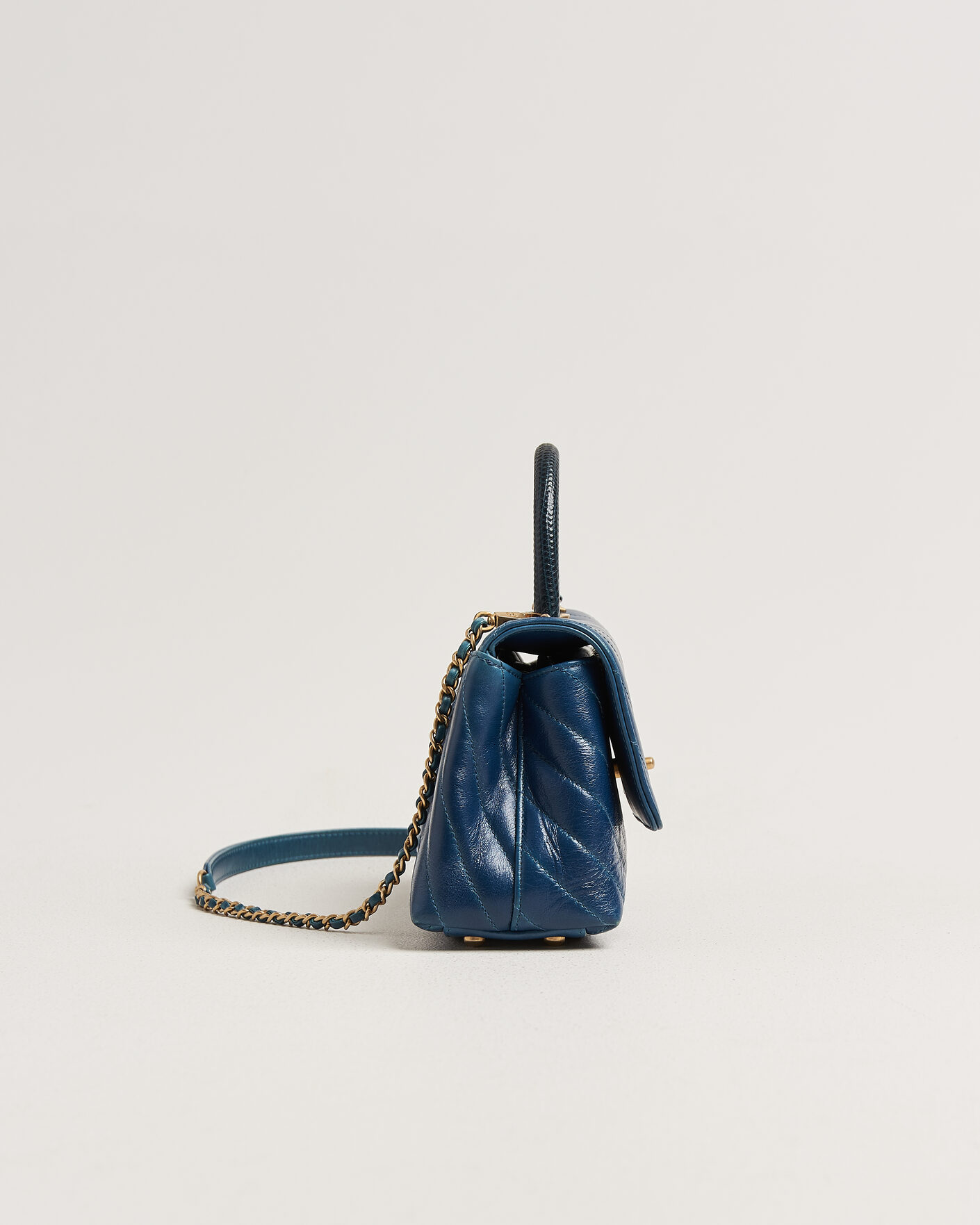 Herre | Pre-Owned & Vintage Bags | Chanel Pre-Owned | Coco Handle Chevron Bag Blue