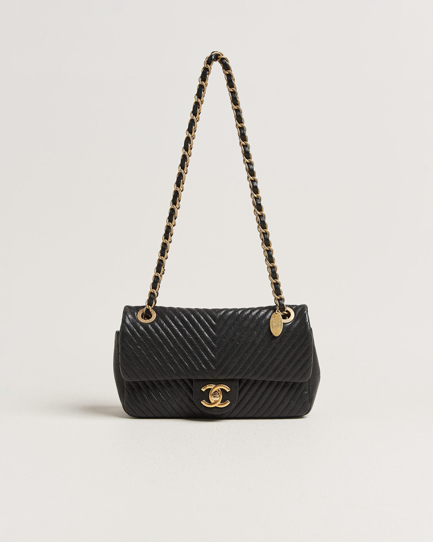 Herre | Pre-Owned & Vintage Bags | Chanel Pre-Owned | Chevron Small Flap Bag Black