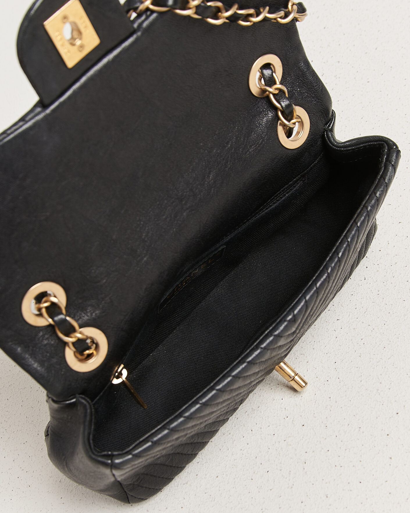 Herre | Pre-Owned & Vintage Bags | Chanel Pre-Owned | Chevron Small Flap Bag Black