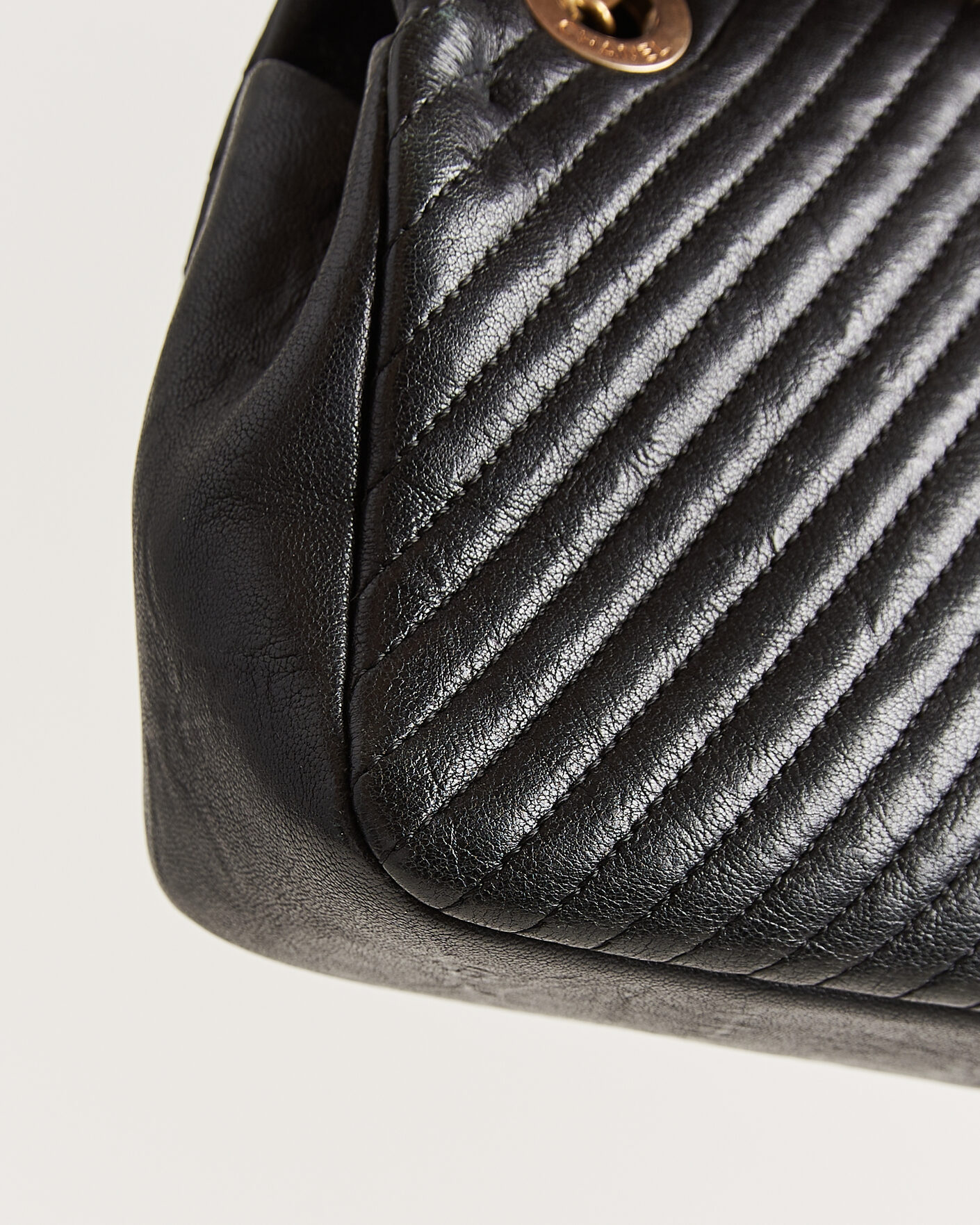Herre | Pre-Owned & Vintage Bags | Chanel Pre-Owned | Chevron Small Flap Bag Black