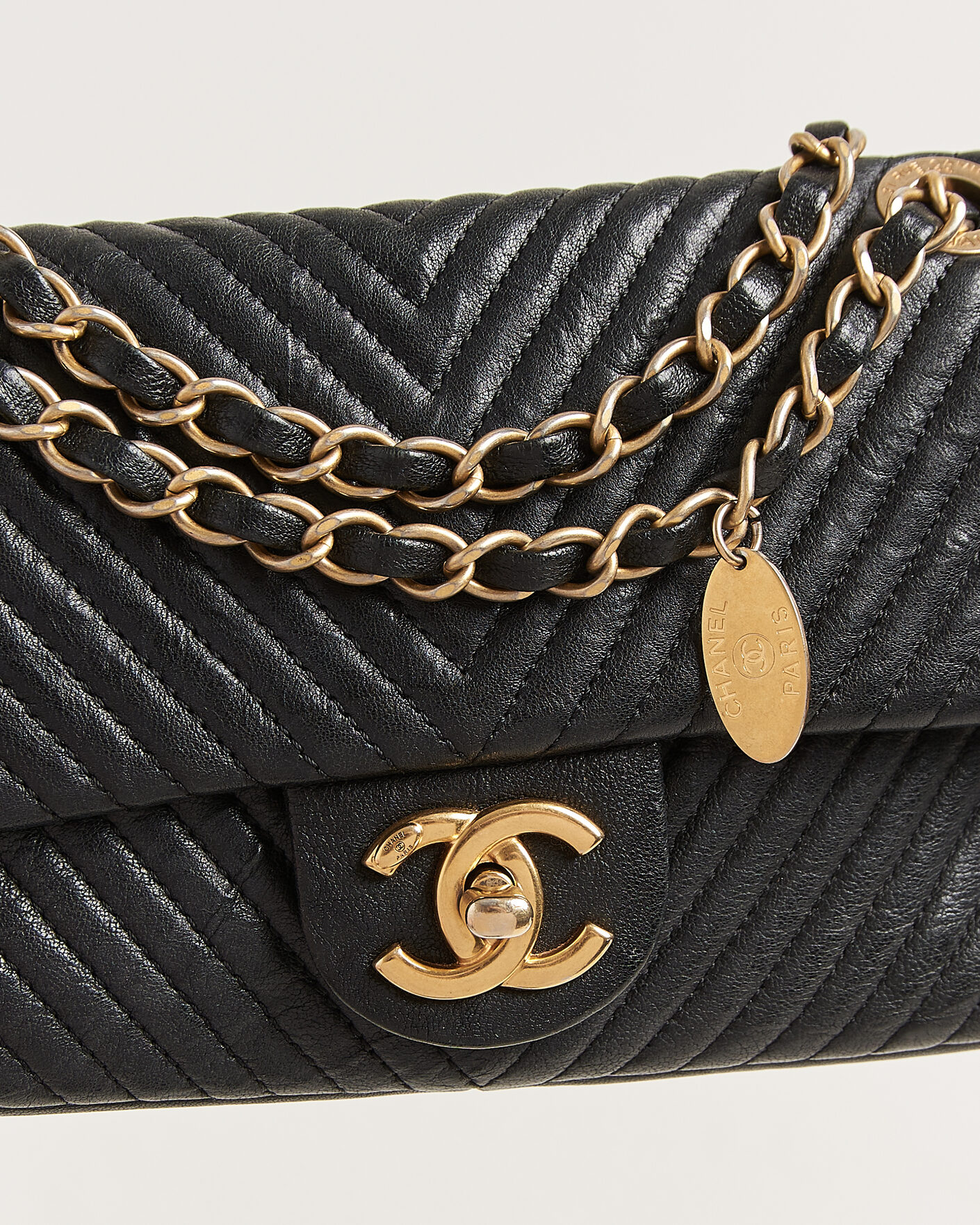 Herre | Pre-Owned & Vintage Bags | Chanel Pre-Owned | Chevron Small Flap Bag Black
