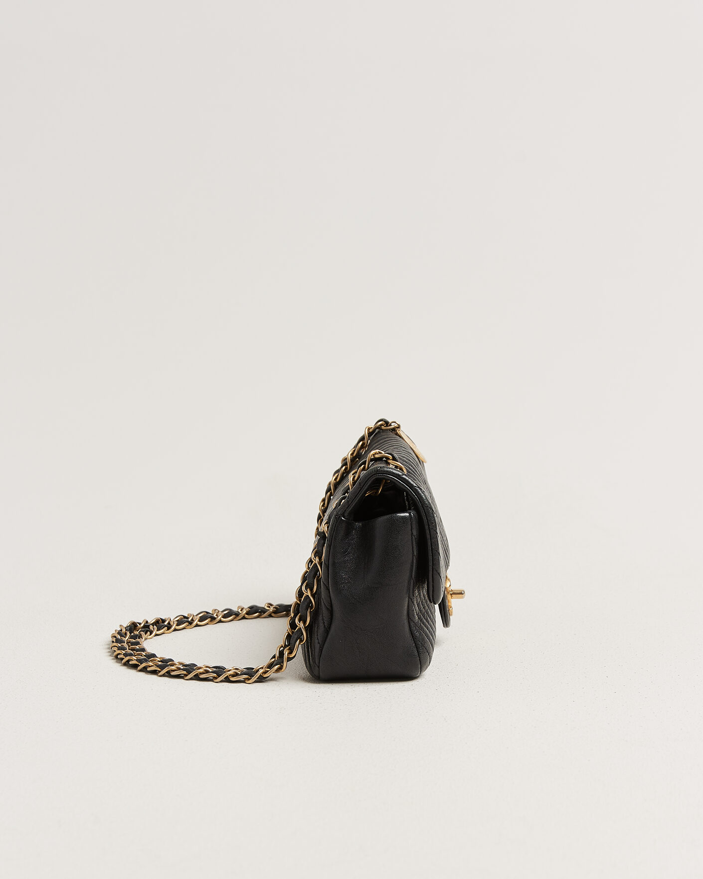 Herre | Pre-Owned & Vintage Bags | Chanel Pre-Owned | Chevron Small Flap Bag Black