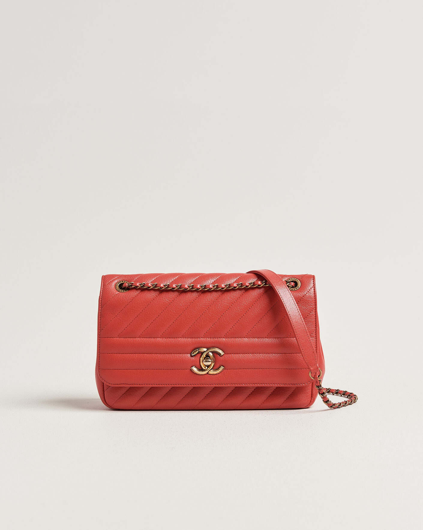Herre | Pre-Owned & Vintage Bags | Chanel Pre-Owned | Chevron Medium Flap Bag Coral