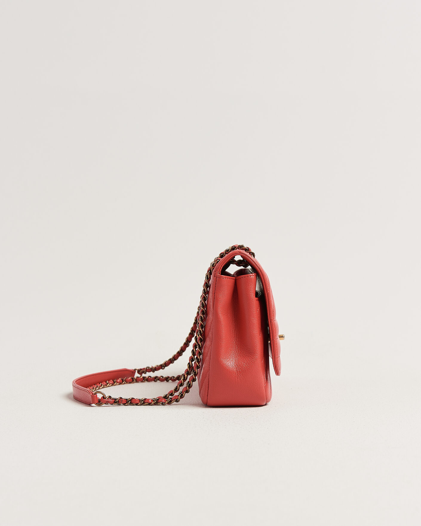 Herre | Pre-Owned & Vintage Bags | Chanel Pre-Owned | Chevron Medium Flap Bag Coral