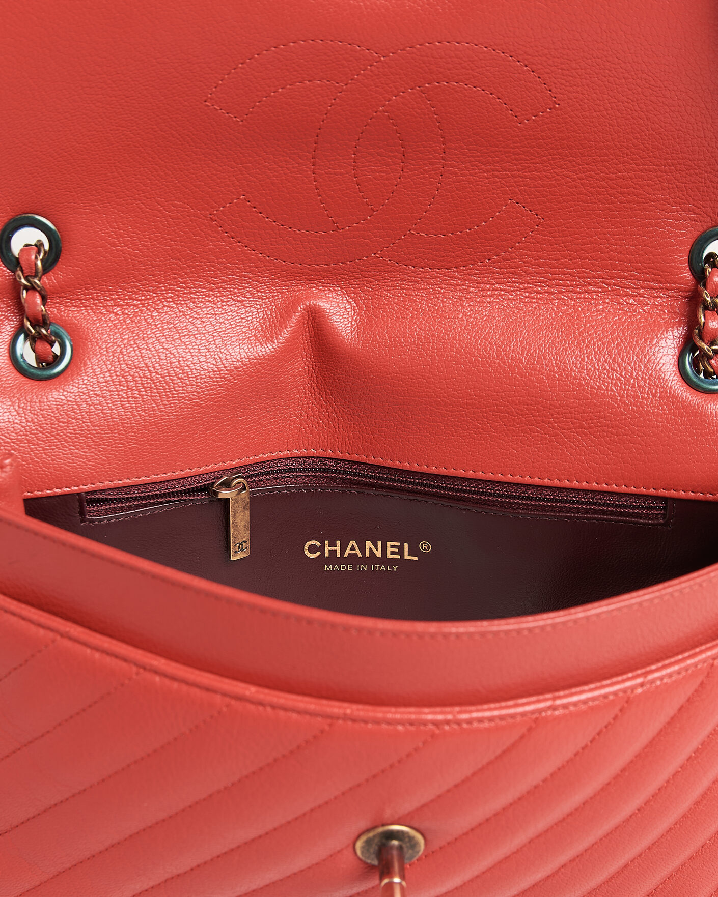Herre | Pre-Owned & Vintage Bags | Chanel Pre-Owned | Chevron Medium Flap Bag Coral