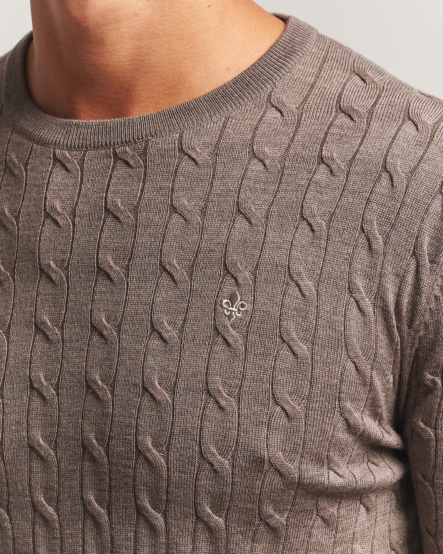 Herre | Trøjer | Morris | Merino Cable O-Neck Brown