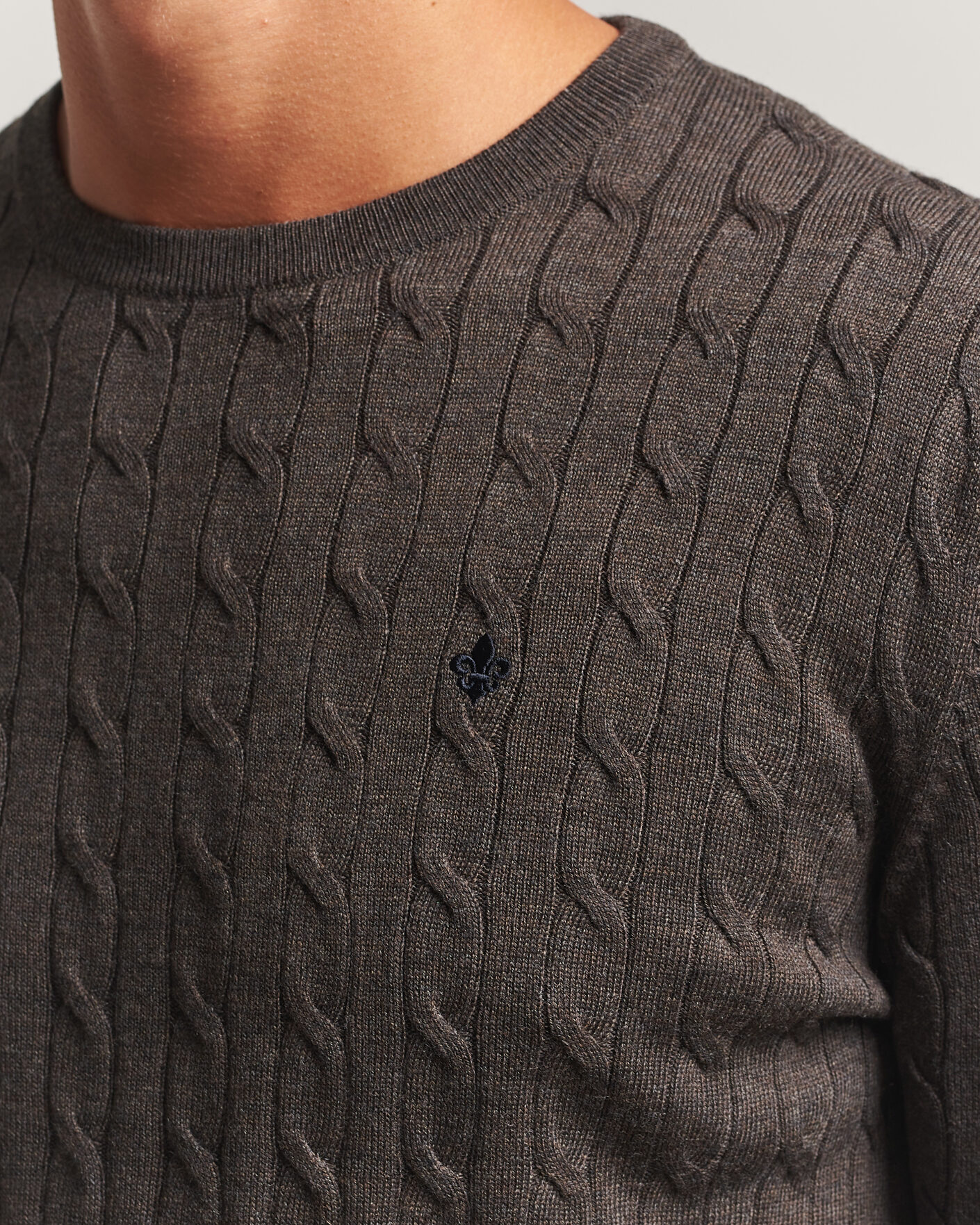 Herre | Trøjer | Morris | Merino Cable O-Neck Brown