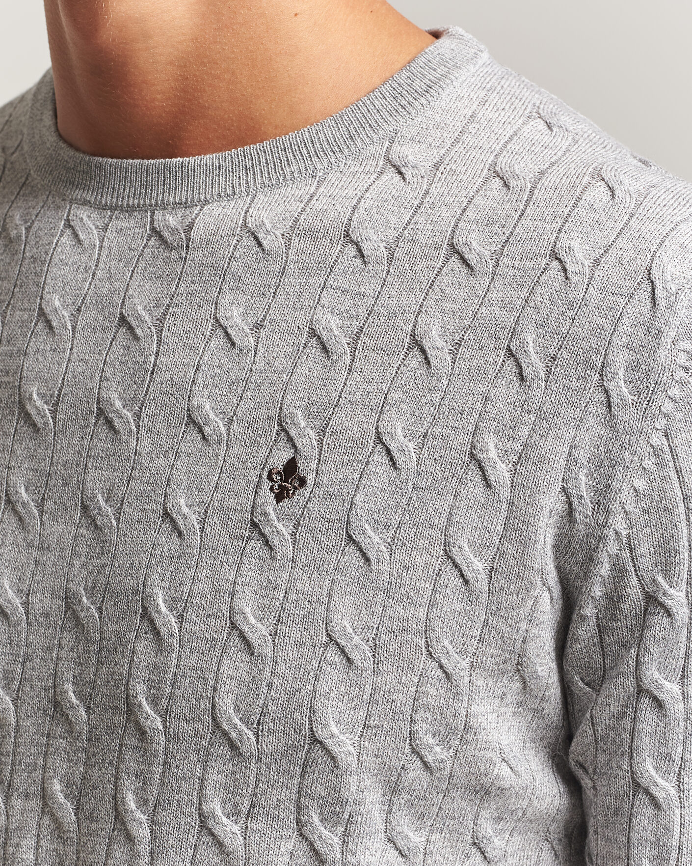 Herre | Trøjer | Morris | Merino Cable O-Neck Mid Grey
