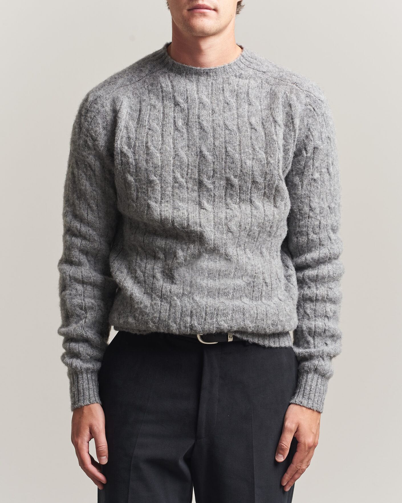 Herre | Trøjer | Harley Of Scotland | Brushed Supersoft Lambswool Cable Mid Grey