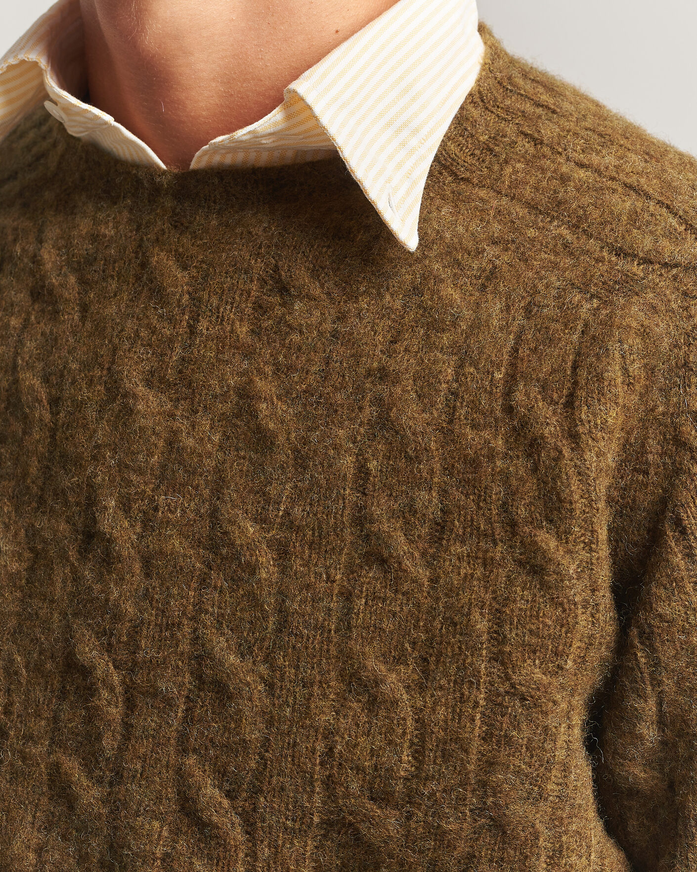 Herre | Trøjer | Drake's | Brushed Shetland Cable Crew Moorland Olive