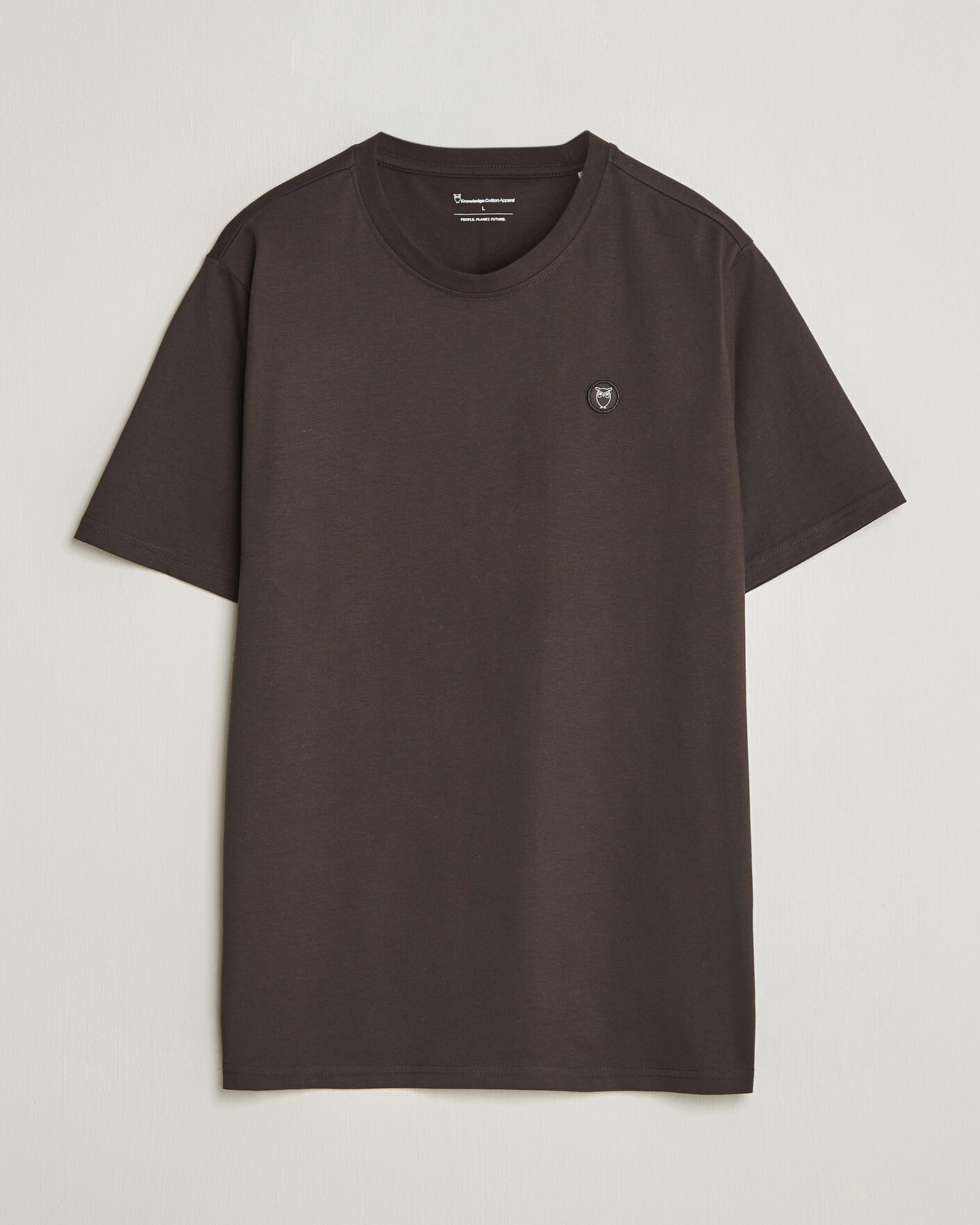 Herre | T-Shirts | KnowledgeCotton Apparel | Loke Badge T-Shirt Chocolate Torte