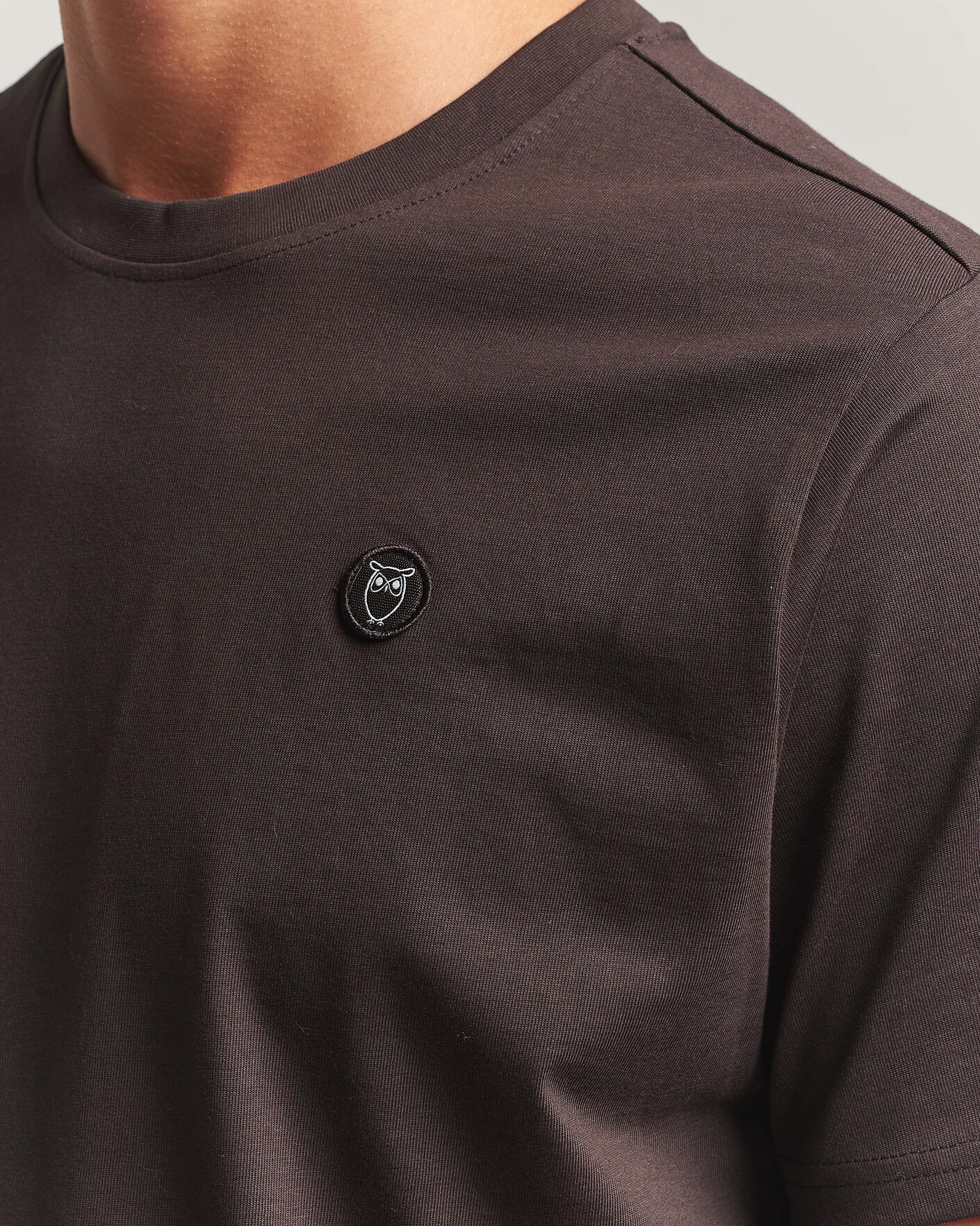 Herre | T-Shirts | KnowledgeCotton Apparel | Loke Badge T-Shirt Chocolate Torte