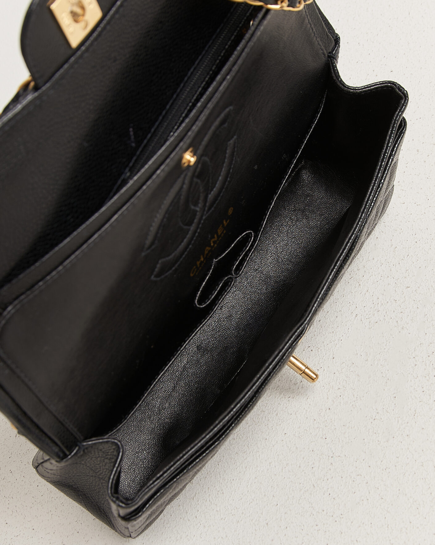 Herre | Pre-Owned & Vintage Bags | Chanel Pre-Owned | Classic Medium Double Flap Bag Caviar Black
