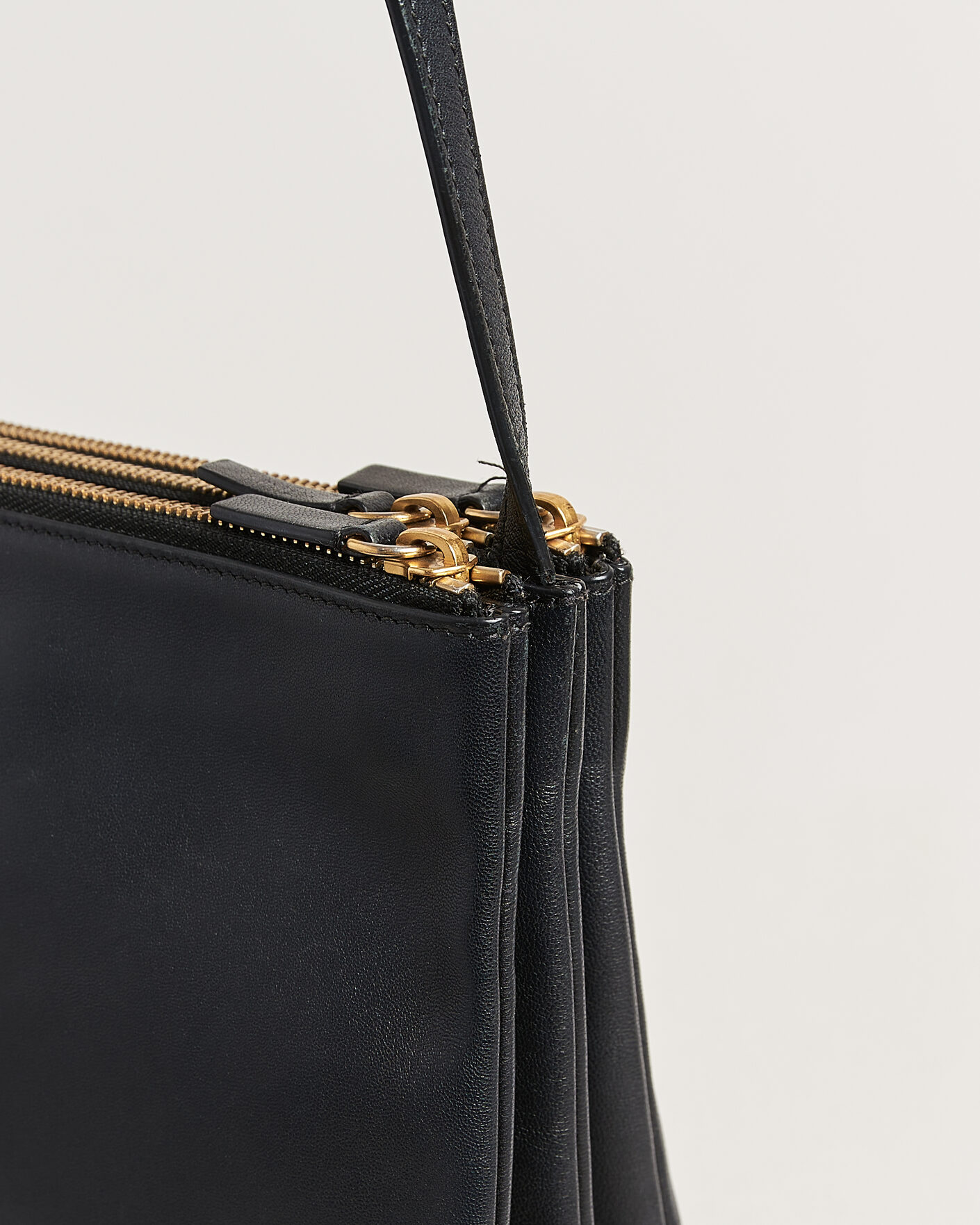 Herre | Pre-Owned & Vintage Bags | Celine Pre-Owned | Trio Bag Medium Leather Black