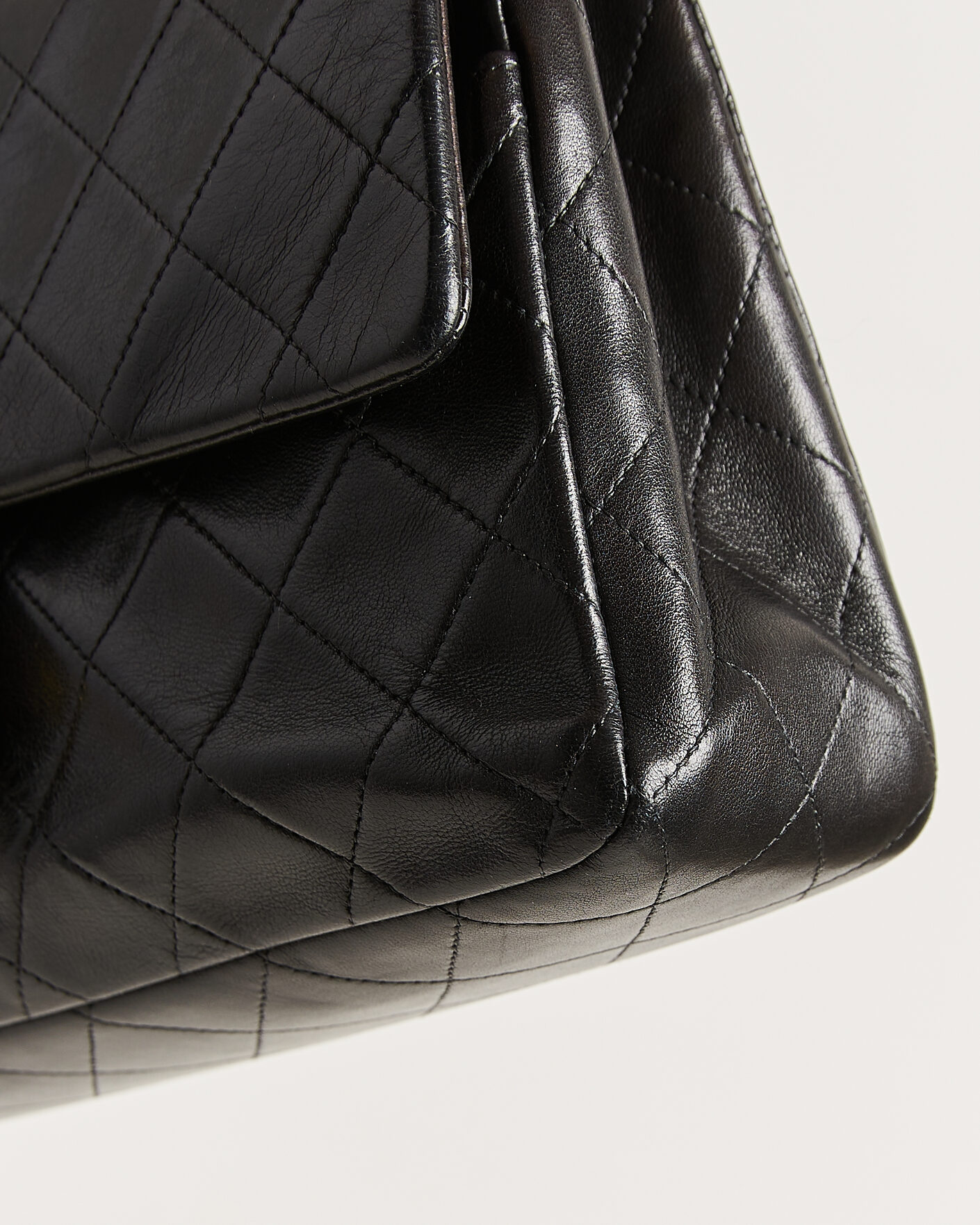 Herre | Pre-Owned & Vintage Bags | Chanel Pre-Owned | Classic Medium Double Flap Bag Lambskin Black