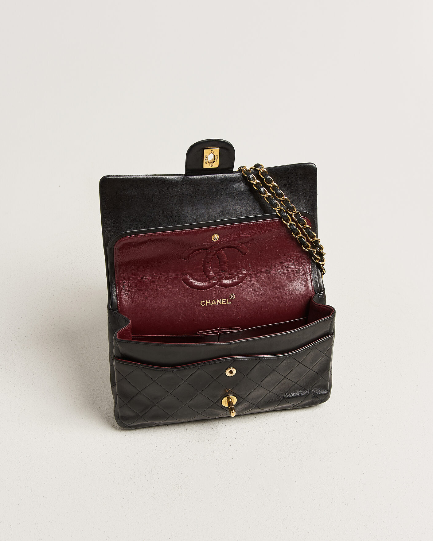 Herre | Pre-Owned & Vintage Bags | Chanel Pre-Owned | Classic Medium Double Flap Bag Lambskin Black