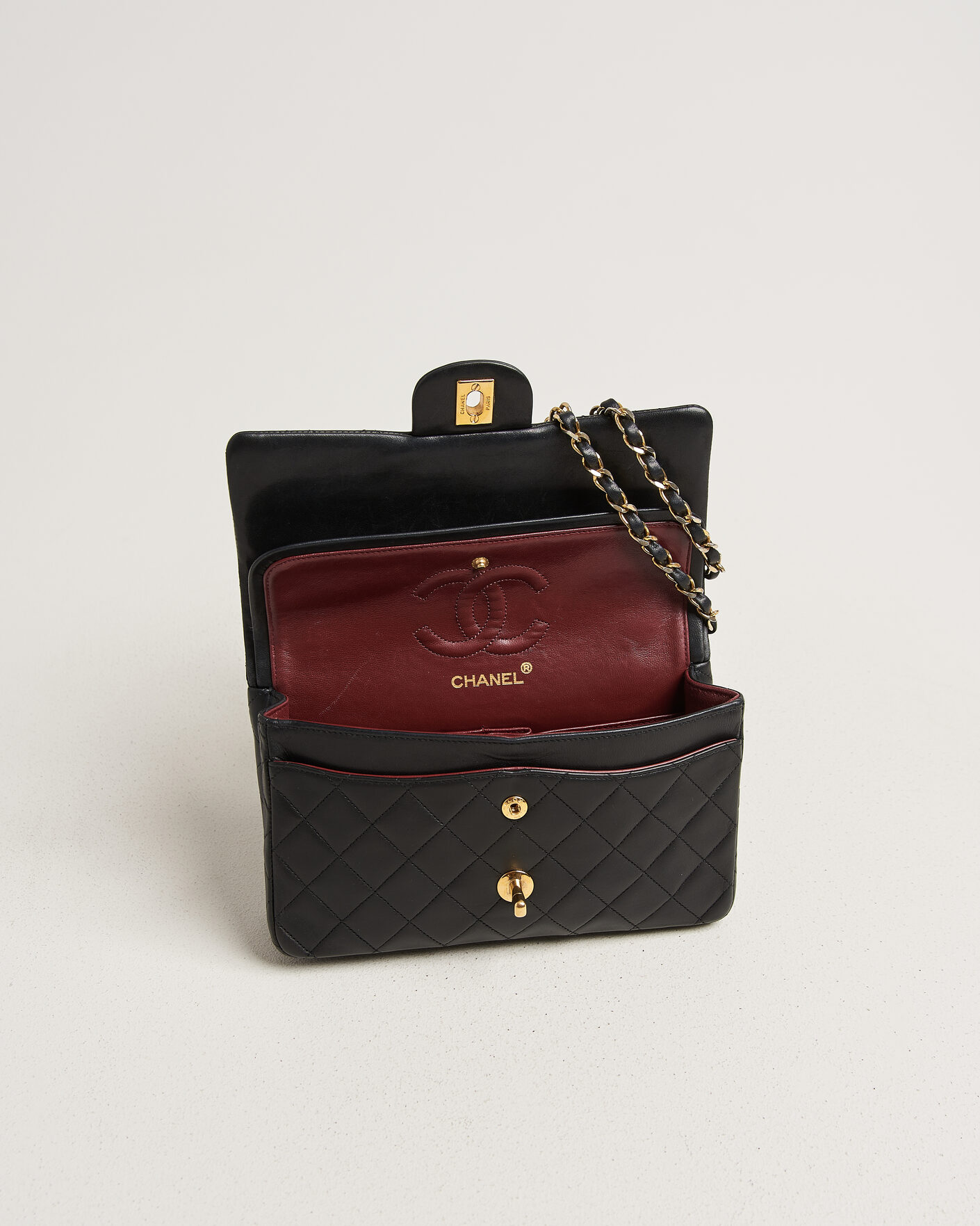 Herre | Pre-Owned & Vintage Bags | Chanel Pre-Owned | Classic Small Double Flap Bag Lambskin Black