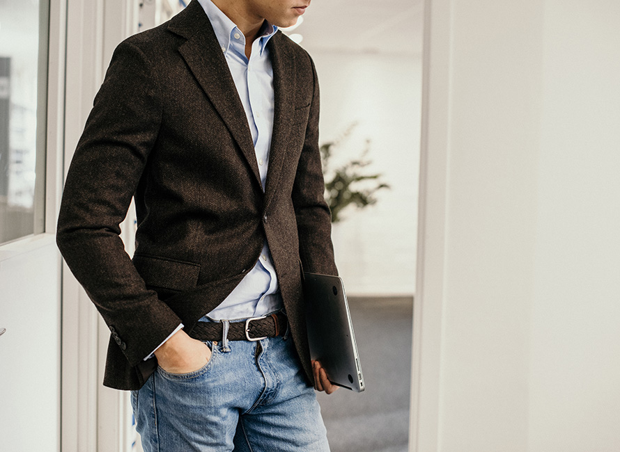 Smart-casual med jeans og tweed-jakke |