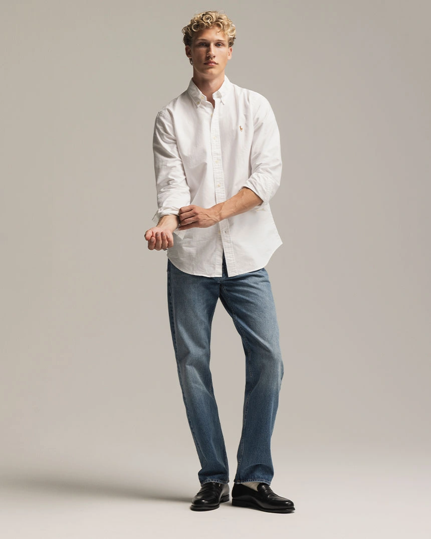 Hvid oxfordskjorte og blå jeans