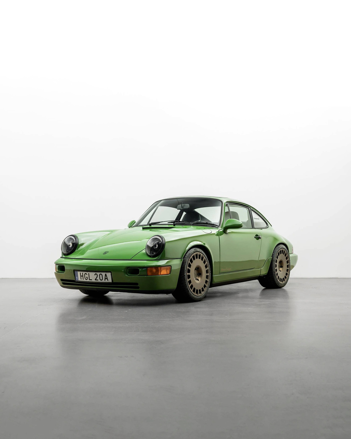 Vintage Cars i butikken: Porsche 911 Carrera 4 “Redrum” – En luftkølet klassiker med ny sjæl